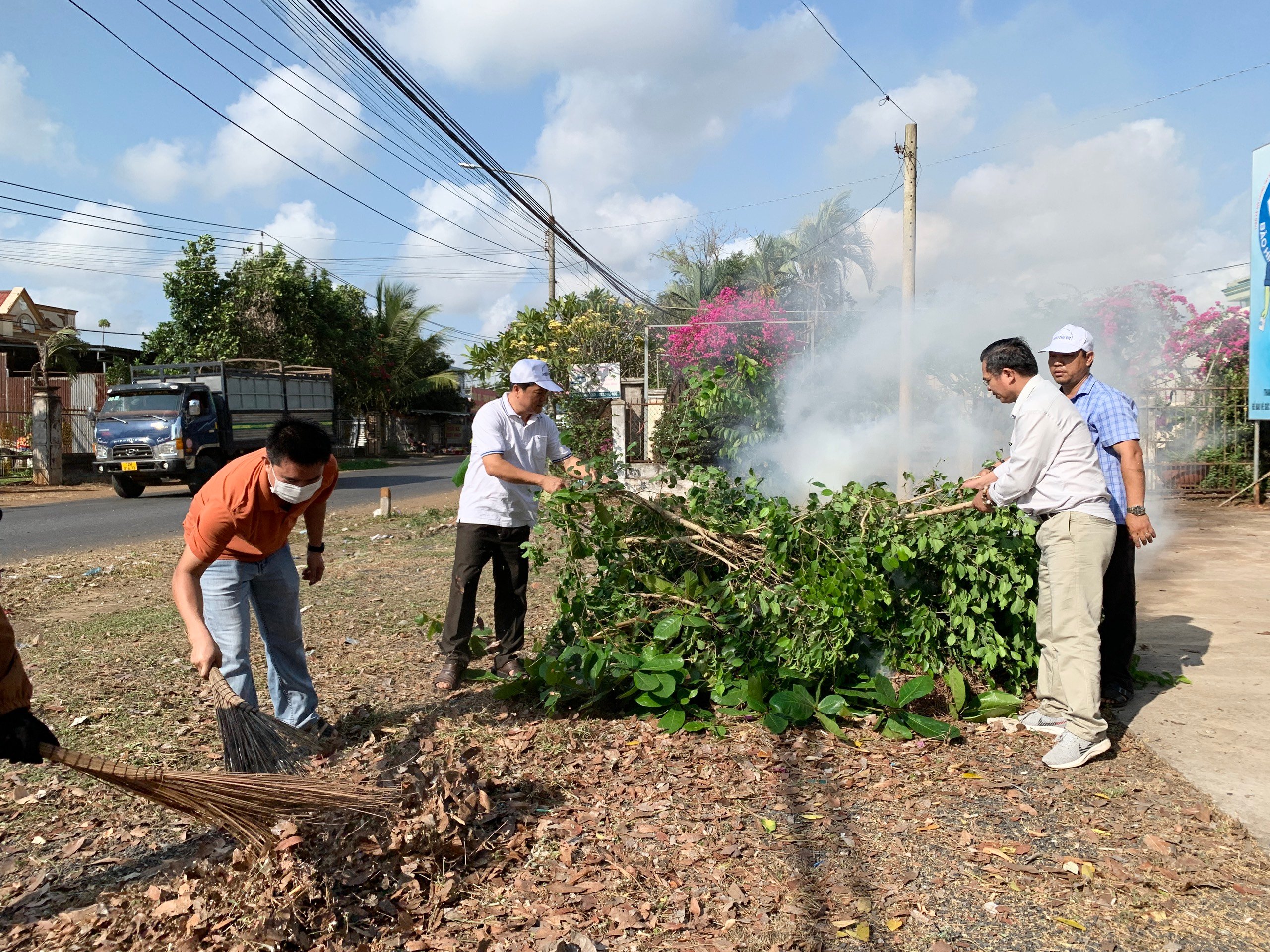 Officials and people of Suoi Rao commune participate in cleaning and sanitation on the roads.