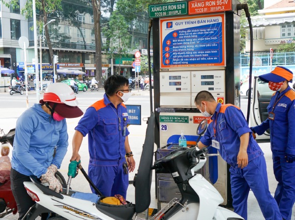 Los precios de la gasolina aumentan en todos los ámbitos, la RON 95 III supera los 24.000 VND/litro