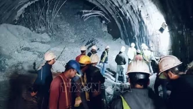 Effondrement d'un tunnel en Inde : des engins lourds mobilisés pour secourir les travailleurs bloqués