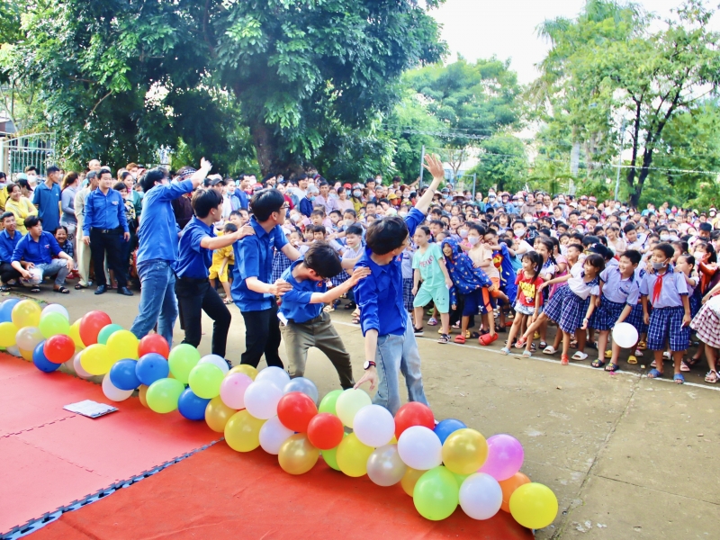 โครงการเทศกาลไหว้พระจันทร์สำหรับเด็กจัดขึ้นอย่างยิ่งใหญ่ที่โรงเรียนประถมศึกษามีโหย (จังหวัดด่งท้าป) ดึงดูดเด็กๆ เข้าร่วมมากกว่า 650 คน