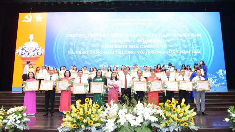 Homenaje a 14 profesores destacados y entrega de los premios Vo Truong Toan