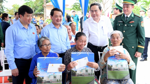 Party and State leaders present Tet gifts to policy families and workers in difficult circumstances