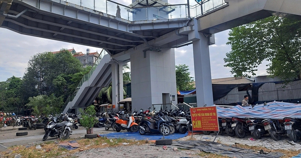 Un parking spontané entoure la station de métro