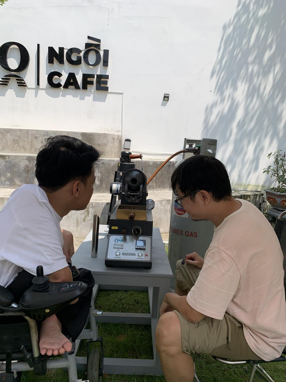 Ngồi xe lăn, chàng trai 8X vẫn kiếm trăm triệu/tháng, điều hành cả công ty - 6