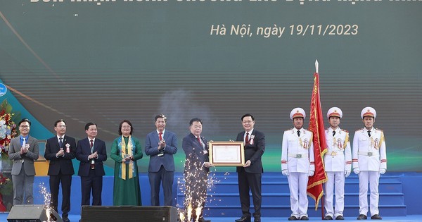 National Assembly Chairman Vuong Dinh Hue attends the 60th Anniversary Ceremony of the Academy of Finance