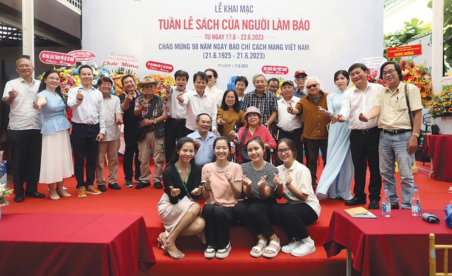 Tưng bừng Tuần lễ Sách của người làm báo - Ảnh 2.