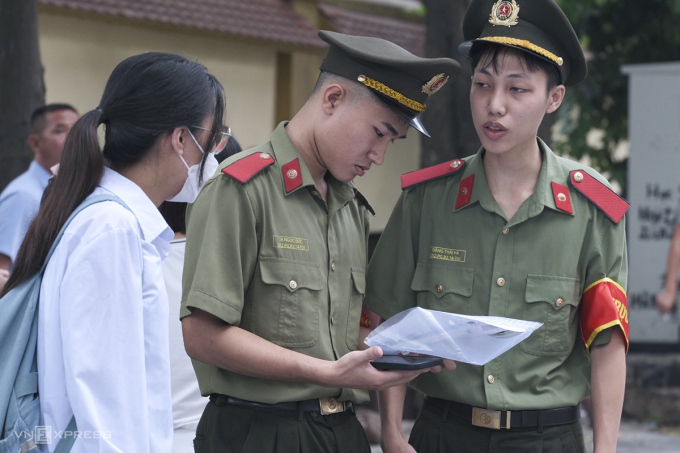 Studenten der Volkssicherheitsakademie unterstützen Kandidaten bei der Eignungsprüfung des Ministeriums für öffentliche Sicherheit am 3. Juli. Foto: Duong Tam