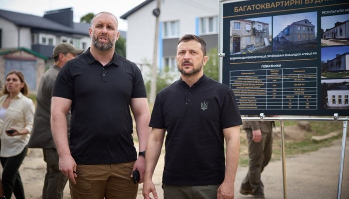 US provides additional $1.7 billion in aid to Ukraine, Zelenskyy visits the front line