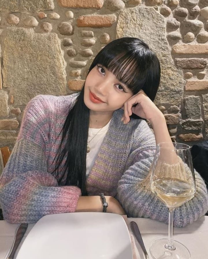 둥근 얼굴의 여성에게 자신감을 주는 헤어스타일 - 10