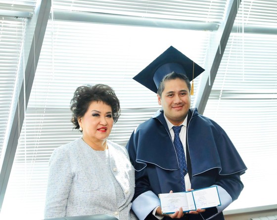 La directrice de l'Université nationale des arts du Kazakhstan, la professeure et artiste du peuple Aiman ​​Musakhajaeva, a décerné le titre de professeur honoraire à l'artiste émérite Bui Cong Duy
