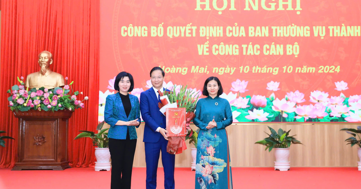 Công bố quyết định công tác cán bộ tại quận Hoàng Mai