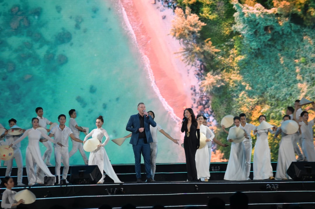 Los cantantes Van Mai Huong y Kyo York en la canción Hello Vietnam.