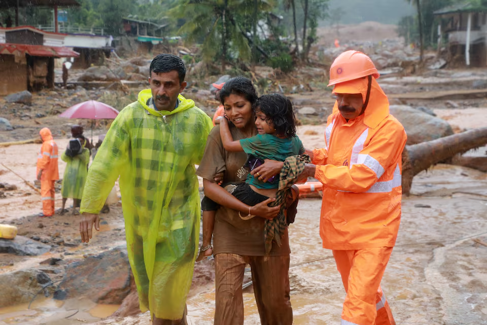 Land und Brücke in Indien mindestens 41 Menschen entworfen Bild 1