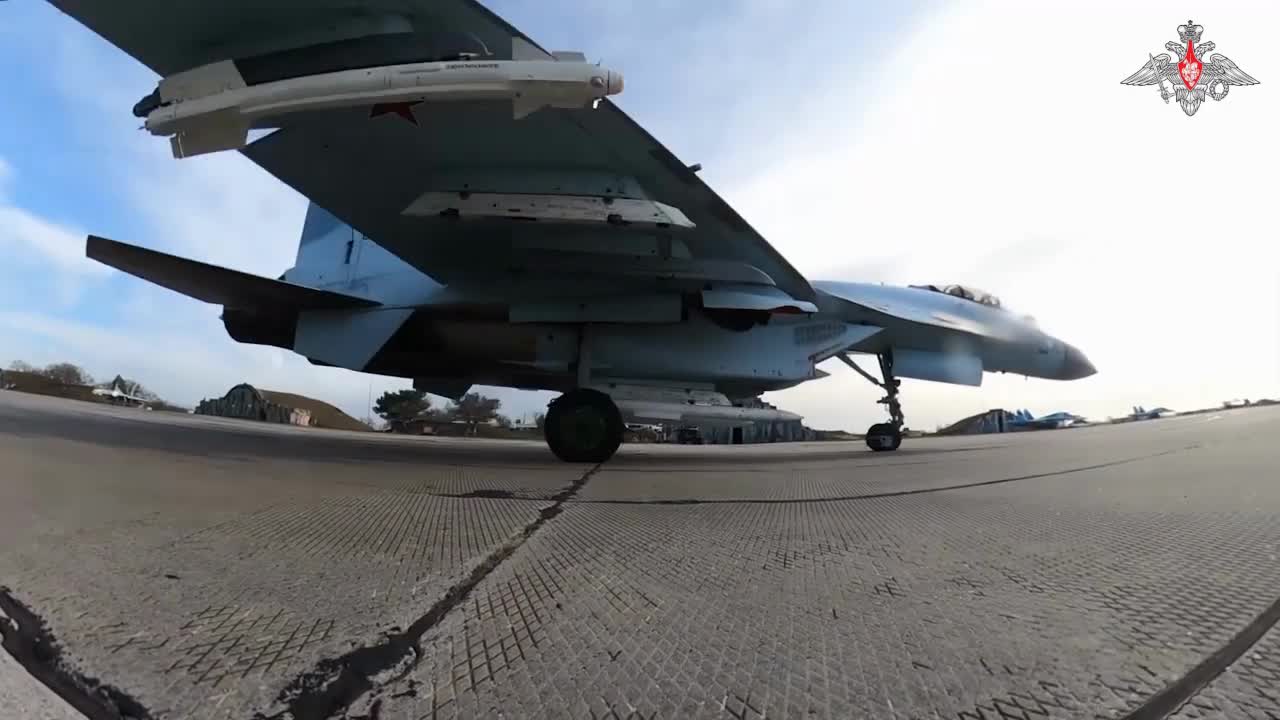 World - Russian Su-35 confronts and accurately attacks Ukrainian aircraft