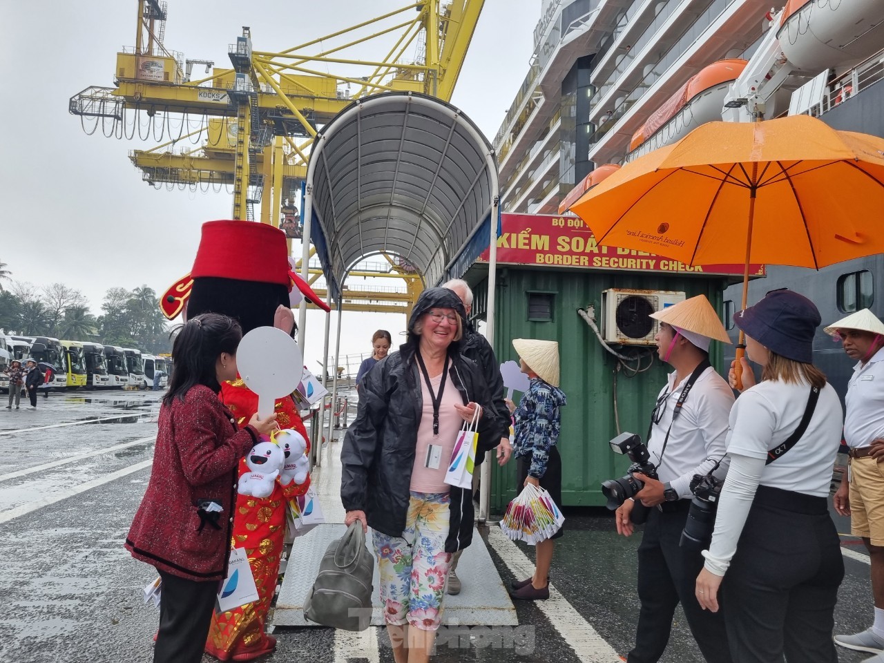 Primer plano de un crucero de 5 estrellas que trae 2.000 visitantes internacionales a Da Nang a principios del año nuevo. Foto 3