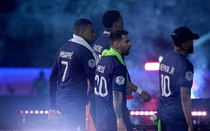 Messi and teammates leave the field after the loss to Clermont on June 3. Photo: AFP