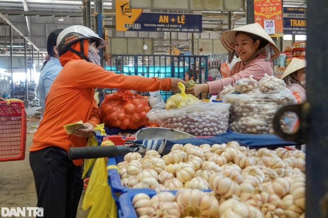 អាជីវករ​តូចតាច​នៅ​ផ្សារ​លក់​ដុំ​ធំ​បំផុត​ក្នុង​ទីក្រុង​ហូជីមិញ​លក់​បញ្ចុះតម្លៃ​ប៉ុន្តែ​នៅ​តែ​លក់​មិន​ដាច់​រូបថត​ទី ២