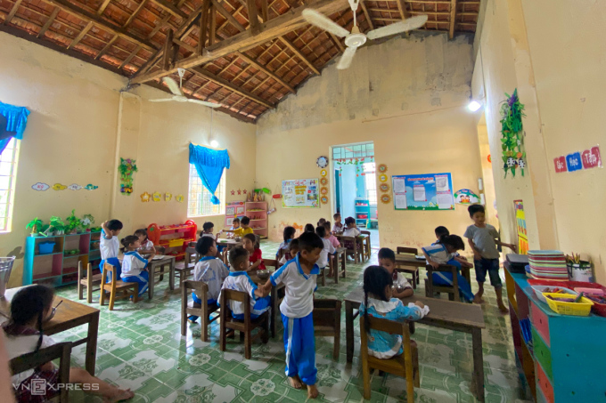 La salle de classe a été rénovée l'année dernière et montre des signes de détérioration. Photo : Bui Toan