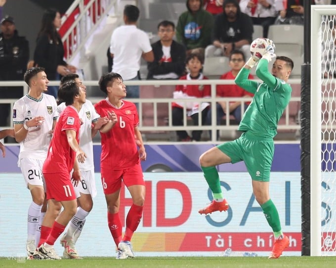 قلب الدفاع نجوين ثانه بينه (رقم 6) في المباراة التي خسرتها فيتنام 0-1 أمام إندونيسيا في كأس آسيا 2023. تصوير: لام ثوا