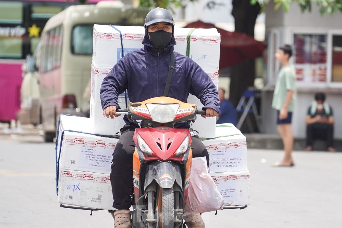 Arbeiter kämpfen unter der sengenden Sonne ums Überleben, während die Straßen in Hanoi über 50 Grad Celsius heiß sind. Foto 11