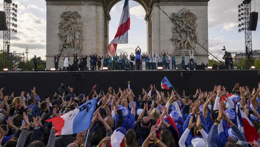 phap dieu hanh tam biet olympic va paralympic tai dai lo champs elysees hinh 1