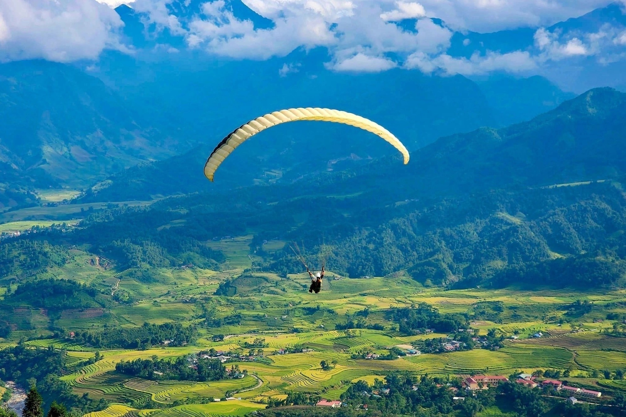 Trải nghiệm dù lượn trên đỉnh PuTaLeng - Lai Châu