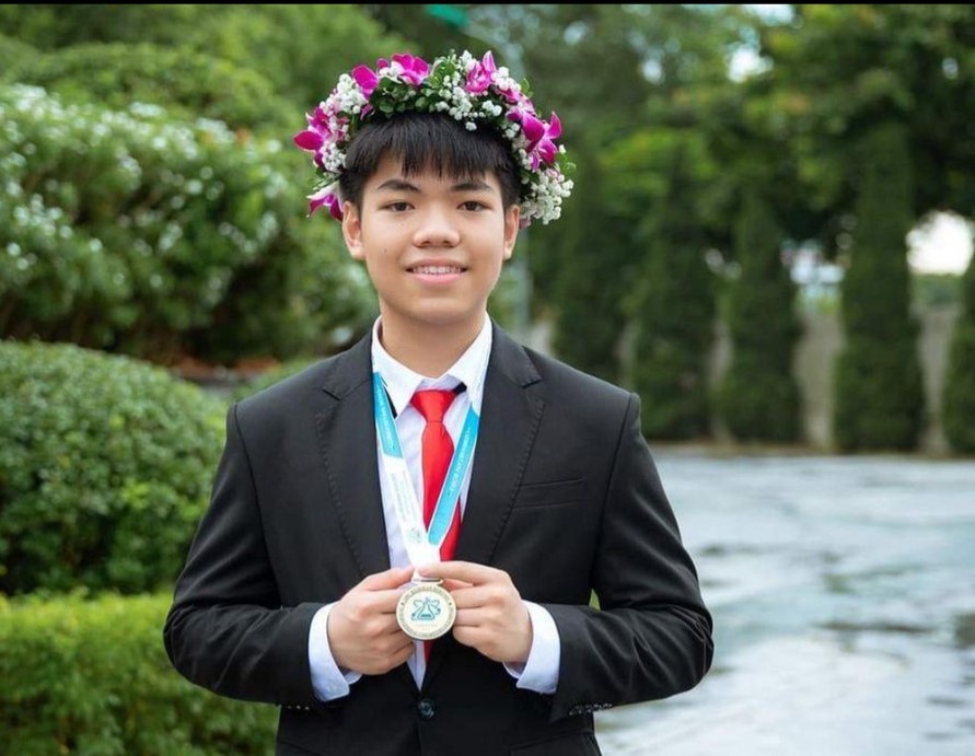 Em Nguyễn Hữu Tiến Hưng, lớp 12, Trường THPT chuyên Bắc Ninh.