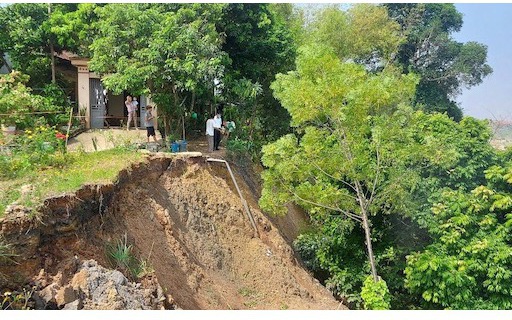 Announcing emergency situation of landslide on the right Da and right Hong dike slopes