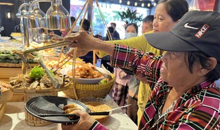 Touching 1,000 VND buffet party in HCMC