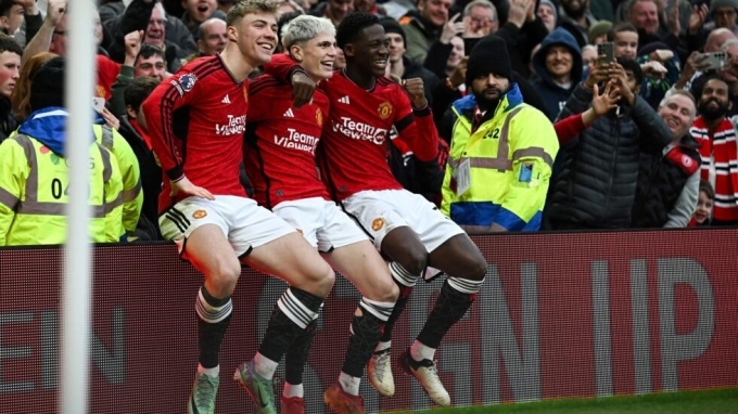 De izquierda a derecha, Hojlund, Garnacho y Mainoo celebran juntos durante el partido contra el West Ham. Foto: AFP