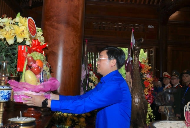 Delegation of Ly Tu Trong Award offered incense to commemorate President Ho Chi Minh photo 5