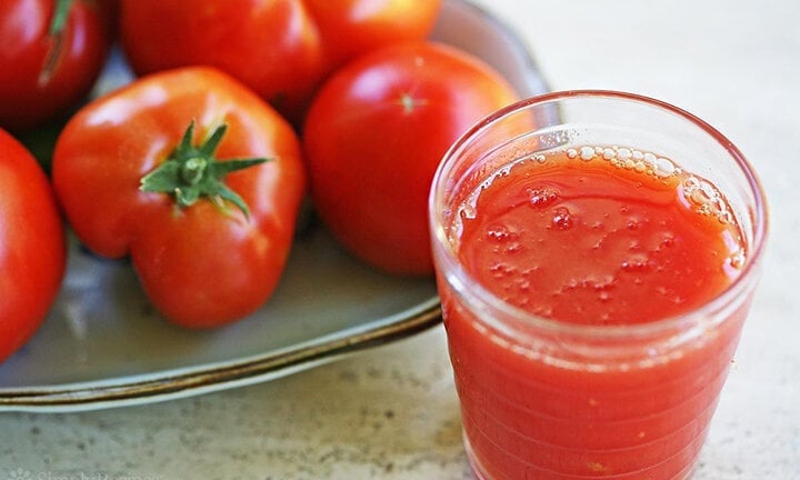 Tomato juice can help you lose weight and reduce belly fat thanks to its ability to control blood sugar and prevent fat accumulation.