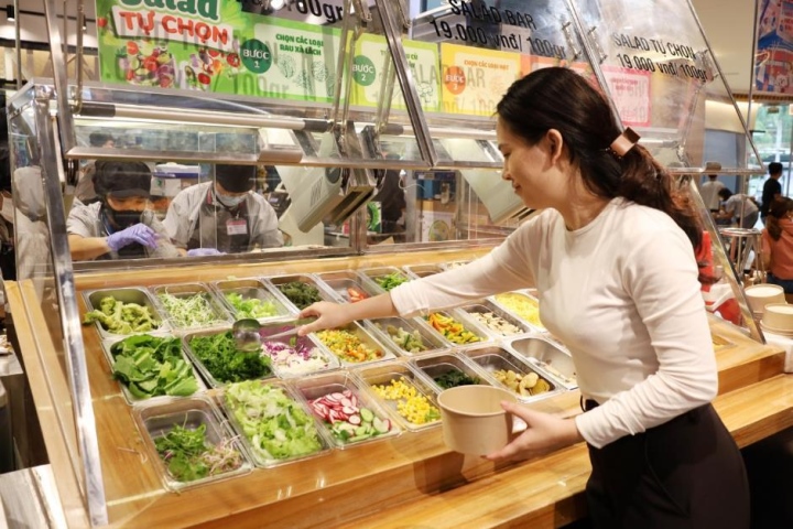 Quầy salad tại Siêu thị AEON Bình Dương New City.