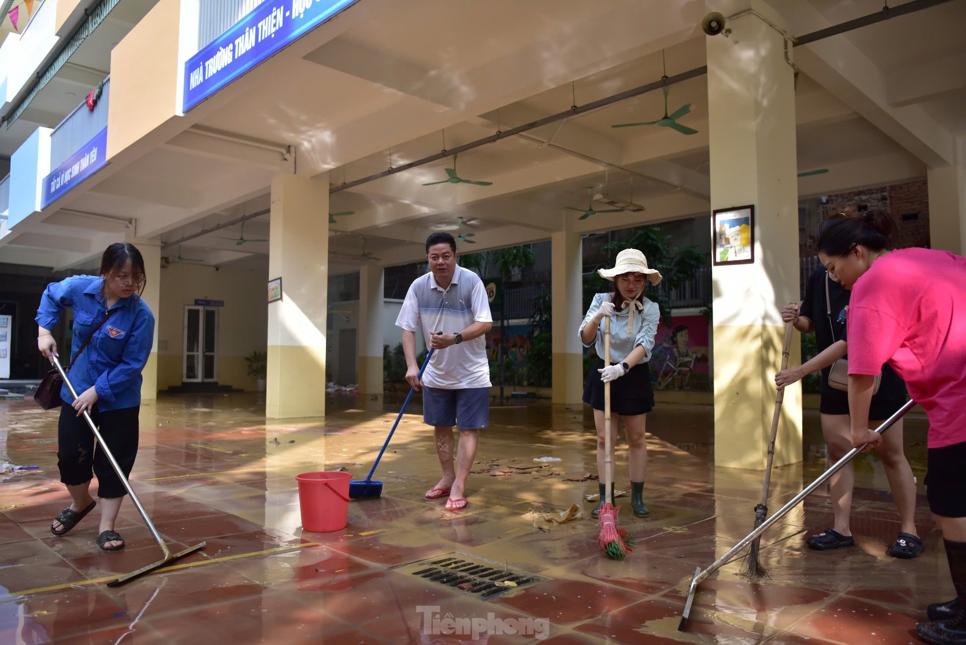 La gente a lo largo del río Rojo limpia sus casas mientras el agua retrocede, foto 19