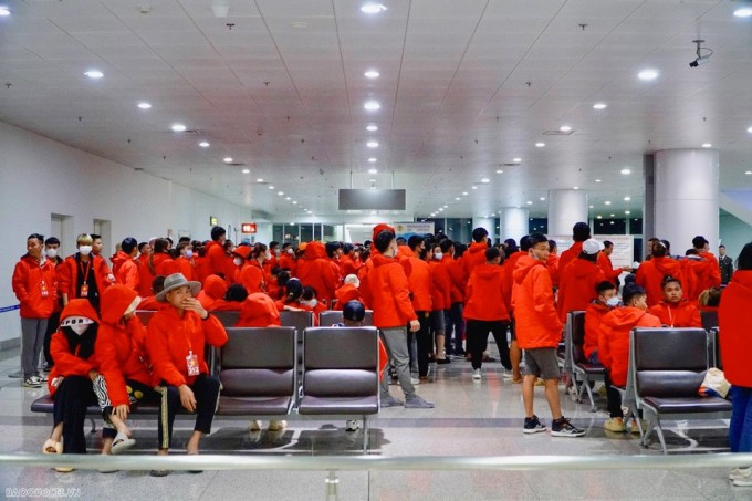 A group of Vietnamese citizens were brought back to the country on December 4. Photo: International Newspaper