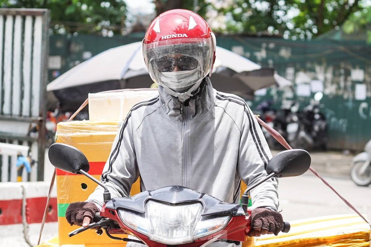 Arbeiter kämpfen unter der sengenden Sonne ums Überleben, während die Straßen in Hanoi über 50 Grad Celsius heiß sind. Foto 12