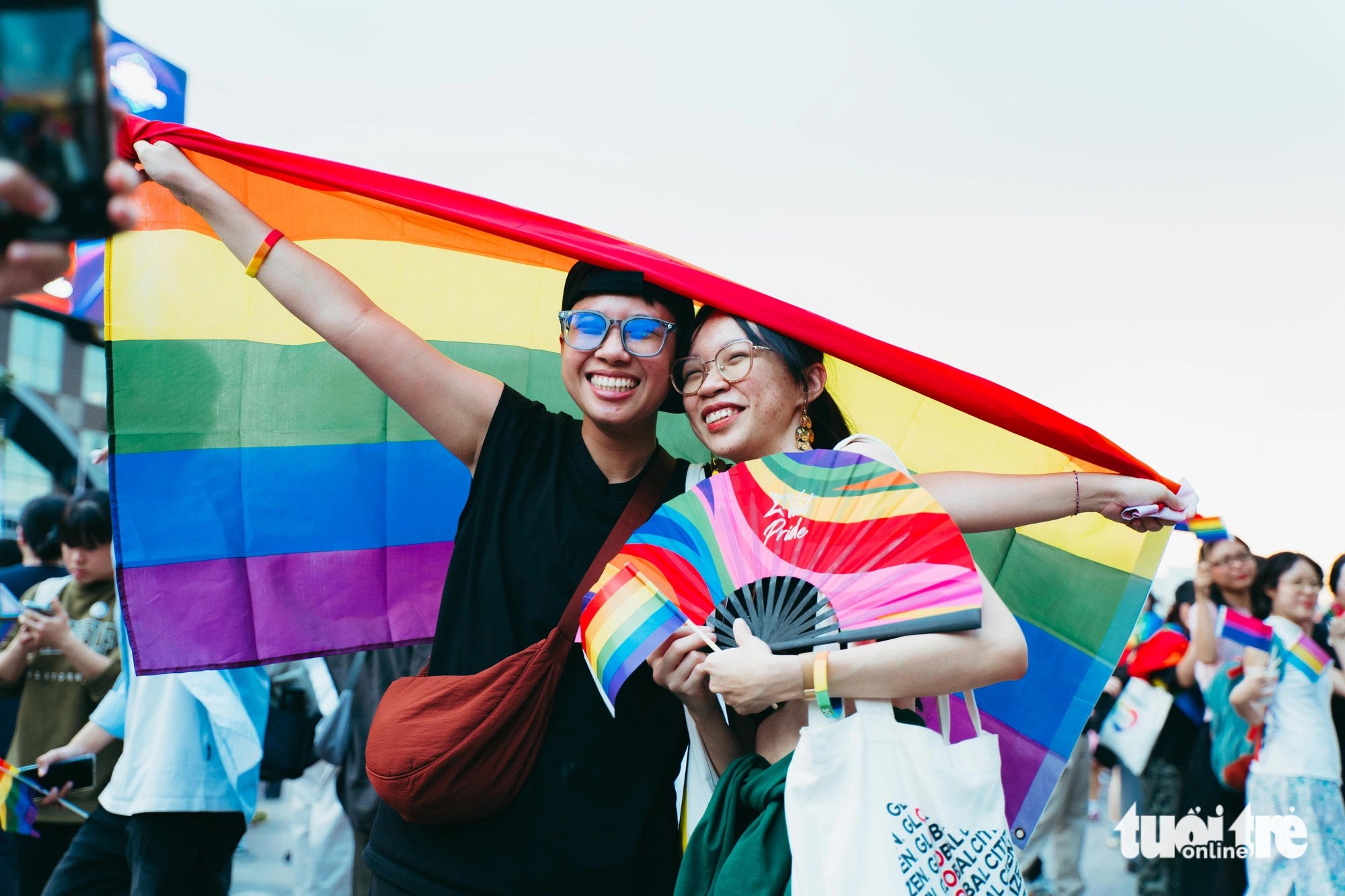 Hàng trăm bạn trẻ, người nước ngoài hào hứng diễu hành cùng cộng đồng LGBT+ - Ảnh 8.