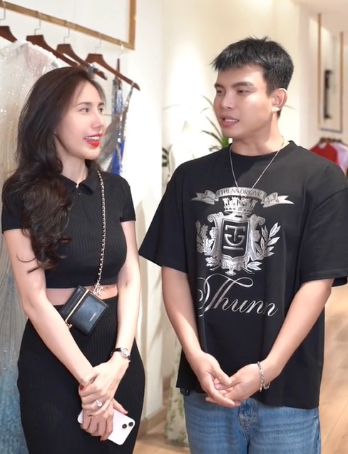 Thủy Tiên xinh đẹp khi thử đồ cho show thời trang. Ảnh: Cắt từ video.