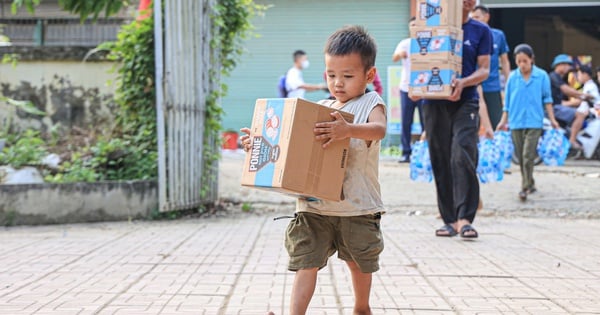 Báo Giao thông trao hàng nghìn phần quà đến với người dân vùng rốn lũ Hà Nội