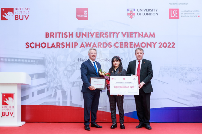 Ngoc Diep a remporté avec brio 100 % de la bourse d'ambassadeur du Royaume-Uni. Photo: BUV