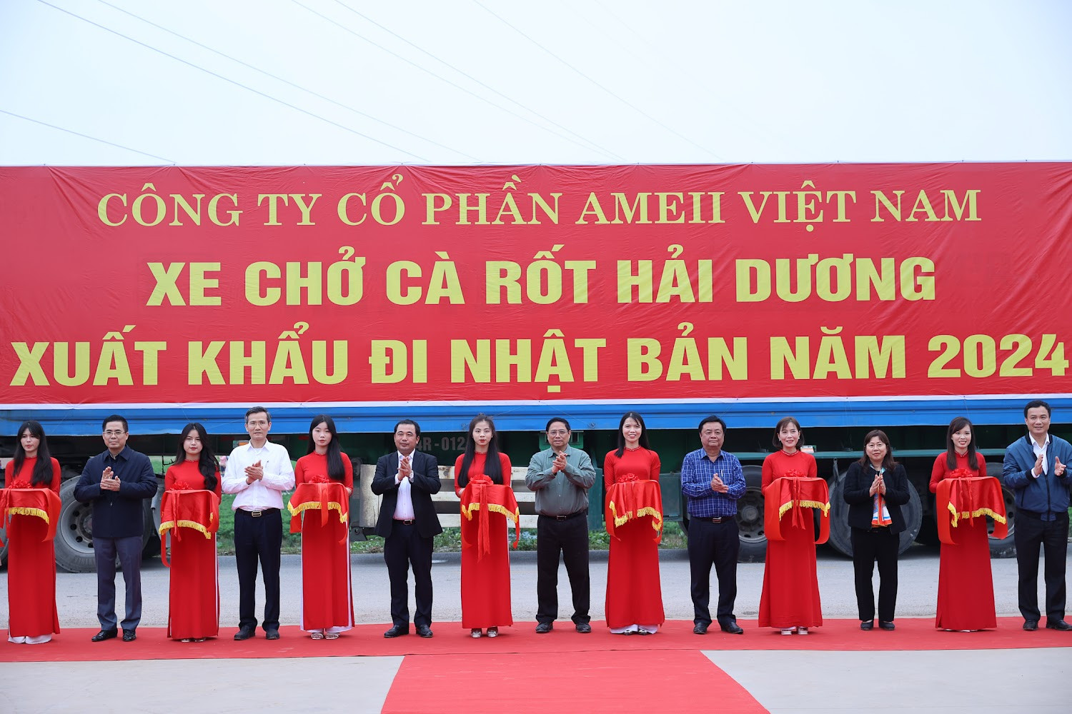 Thủ tướng xuống đồng cấy lúa, thu hoạch cà rốt cùng nông dân- Ảnh 9.