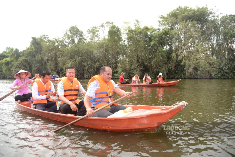  Đến với khu bảo tồn sinh thái Đồng Tháp Mười (huyện Tân Phước, tỉnh Tiền Giang), du khách không chỉ bị thu hút bởi không gian thiên nhiên với rừng tràm rợp bóng hai bên, mà còn được tiếp xúc ở cự ly gần với hàng loạt loài chim nước, động vật hoang dã quý hiếm.