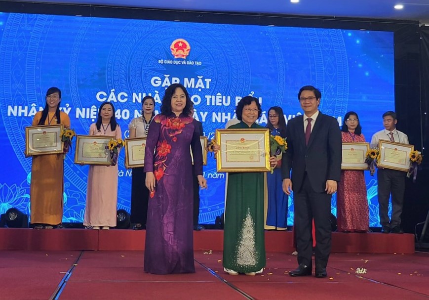 NGND Nguyễn Thị Hiền nhận Bằng khen của Bộ Gi&aacute;o dục v&agrave; Đ&agrave;o tạo v&igrave; c&oacute; th&agrave;nh t&iacute;ch ti&ecirc;u biểu xuất sắc trong phong tr&agrave;o thi đua y&ecirc;u nước ng&agrave;nh gi&aacute;o dục giai đoạn 2016-2022, nh&acirc;n dịp Kỷ niệm 40 năm ng&agrave;y Nh&agrave; gi&aacute;o Việt Nam (1982-2022)