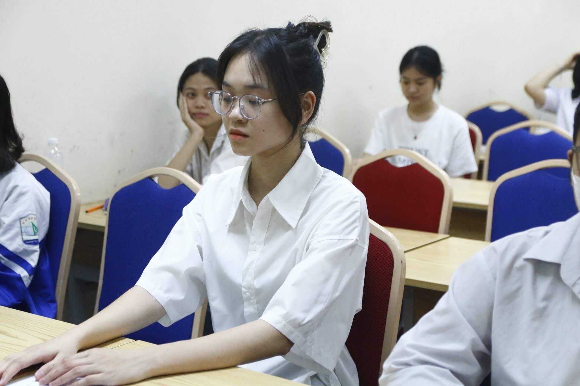 Candidatos que toman el examen de evaluación de competencias de 2024 de la Universidad Nacional de Educación de Hanoi.