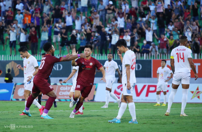 Van Thanh (No. 88) celebrates scoring the opening goal when Binh Dinh defeated Ha Tinh 2-1 in the National Cup quarter-finals on July 10. Photo: Minh Hoang