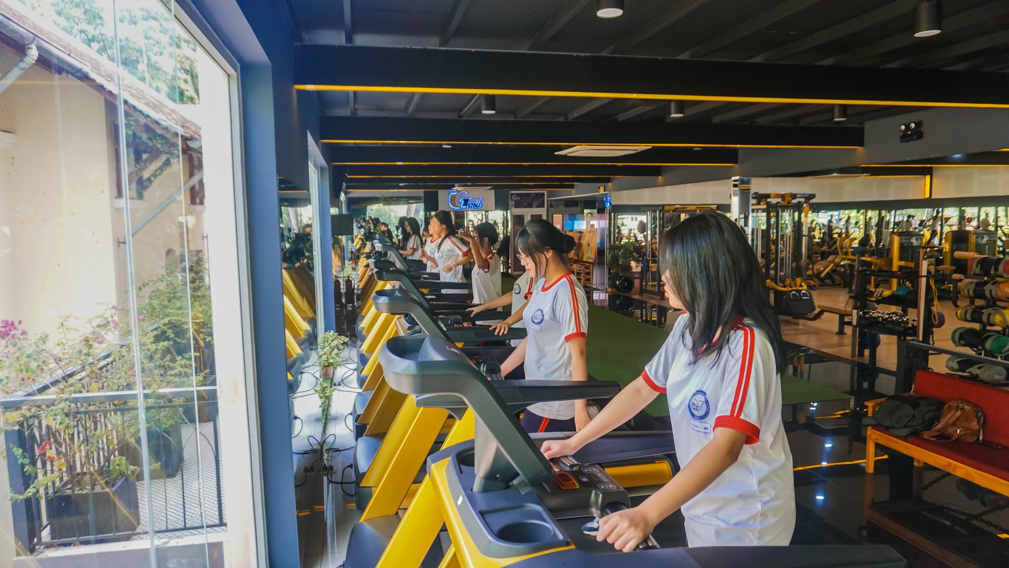 Học sinh lần đầu được tập GYM miễn phí trong trường học - Ảnh 4.