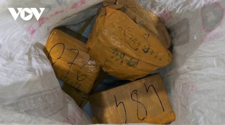 Ampliando la investigación, la Policía Provincial de An Giang incautó 14 kg de oro adicionales en el caso de transporte de 19 kg de oro desde Camboya a Vietnam.