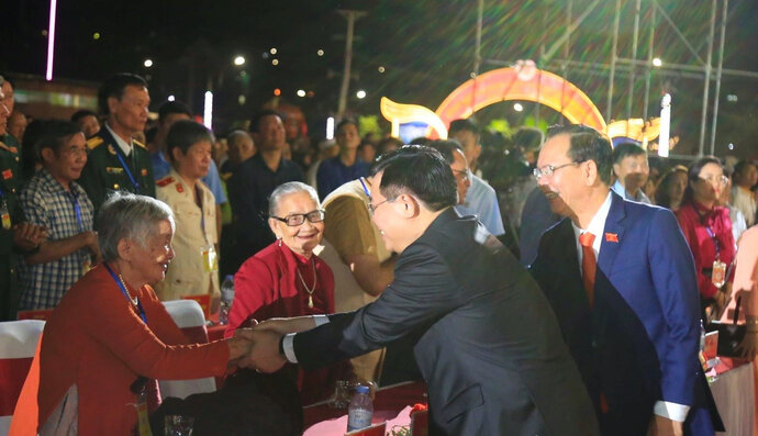 Chủ tịch Quốc hội Vương Đình Huệ với các đại biểu. Ảnh: Phan Tuấn