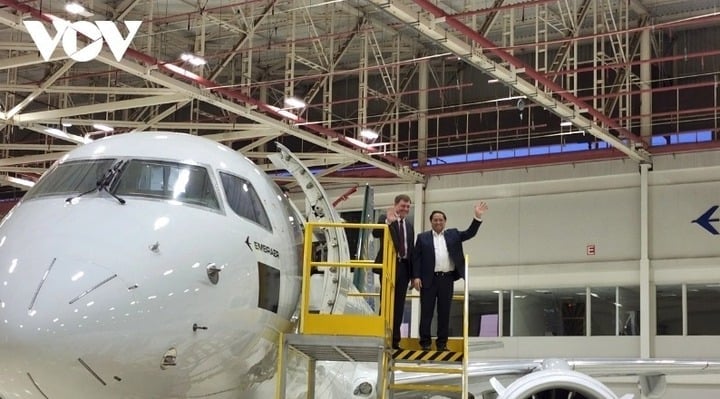 Im Jahr 2023 besuchte Premierminister Pham Minh Chinh die Embraer Aerospace Corporation mit Hauptsitz in São José dos Campos im Bundesstaat São Paulo in der Bundesrepublik Brasilien und arbeitete mit ihnen zusammen.