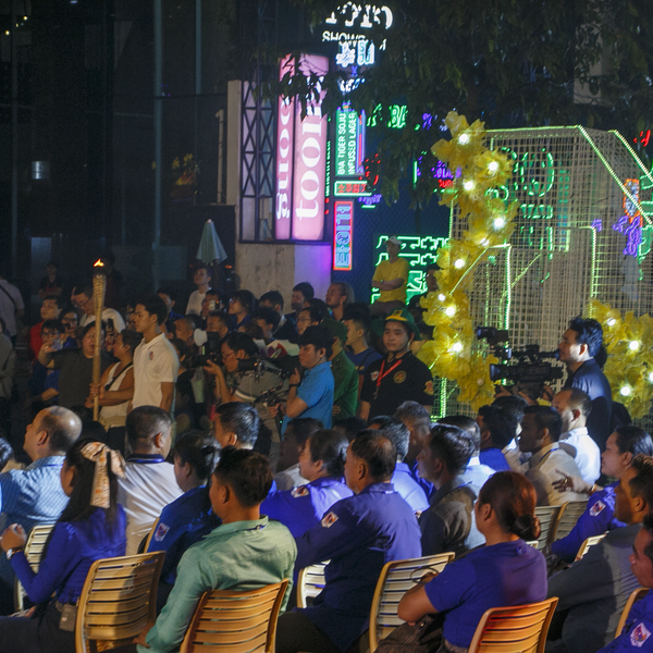 Many tourists enjoy watching street performances.